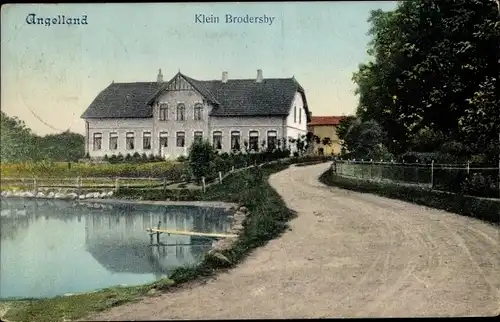 Ak Klein Brodersby in Angeln, Ortspartie, Teich