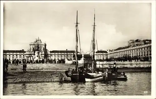 Ak Lisboa Lissabon Portugal, Teilansicht der Stadt vom Wasser, Fischerboote