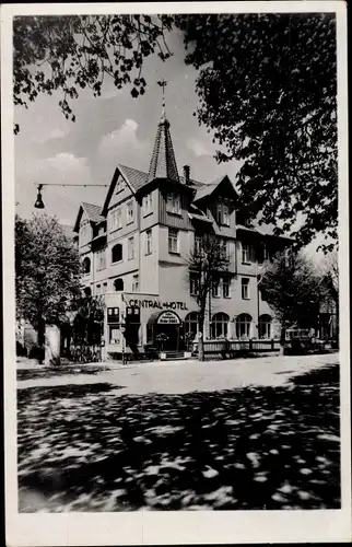 Ak Bad Harzburg in Niedersachsen, Zentral Hotel, Straßenpartie