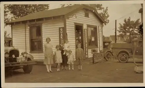 Foto Ak Saint Louis Missouri USA, Tankstelle, Auto, Kinder, Gruppenbild