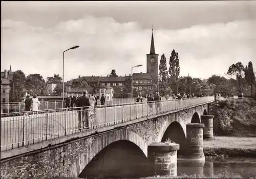 Ak Wilkau Haßlau in Sachsen, Muldenbrücke mit Blick zum Rathaus