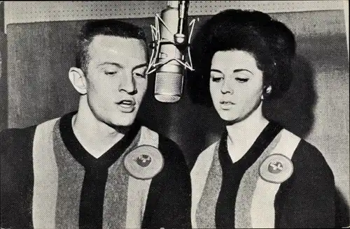 Ak Sänger Paul and Paula, Bobby is the one, Portrait, Mikrofon