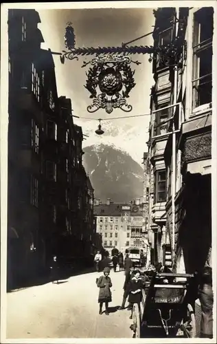 Foto Ak Innsbruck in Tirol, Straßenpartie, Gasthaus