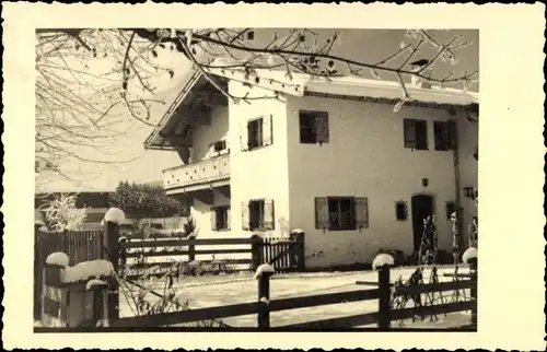 Foto Ak Sankt Johann in Tirol, Haus an der Ache, Wintermotiv