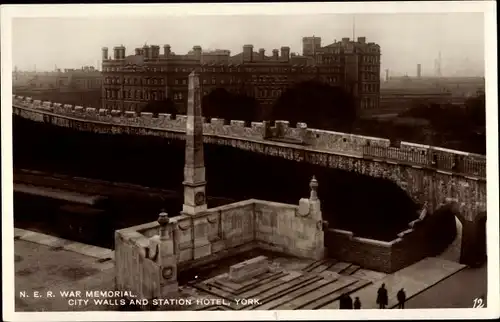 Ak York Yorkshire, N.E.R. War Memorial, City Walls and Station Hotel