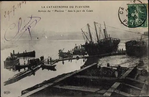 Ak Calais Pas de Calais, Arrivee du Pluvoise dans le port, La Catastrophe