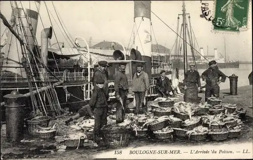 Ak Boulogne sur Mer Pas de Calais, L'Arrivee du Poisson