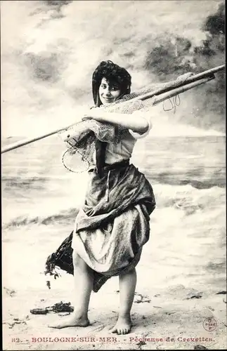 Ak Boulogne sur Mer Pas de Calais, Pecheuse de Crevettes