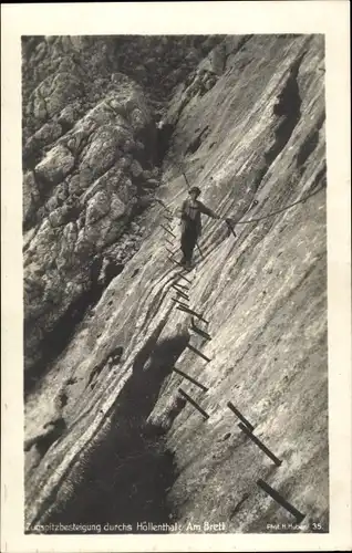 Ak Zugspitzbesteigung durchs Höllental, Am Brett, Bergsteiger an einer Steilwand
