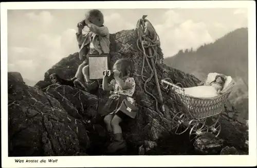 Ak Was kostet die Welt, Kinder als Bergsteiger, Puppenwagen, Fernglas