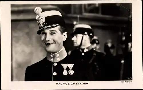 Ak Schauspieler und Sänger Maurice Chevalier, Portrait in Uniform