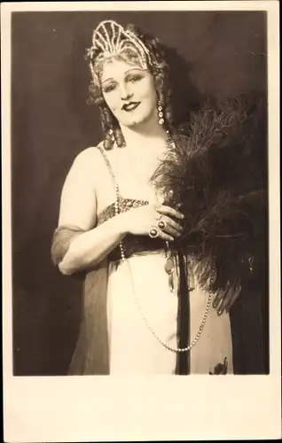 Foto Ak Opernsängerin Anny van Kruyswyk, Portrait, Federfächer