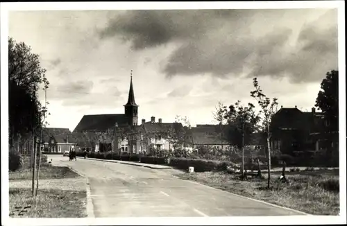 Foto Ak Friesland Niederlande, Straßenpartie eines niederländischen Ortes, Kirche
