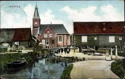 Ak Marken Nordholland, Ortspartie, Fluss, Ruderboot, Kirche