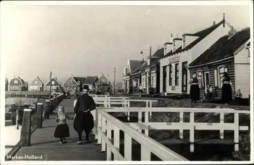 Ak Marken Nordholland, Ortspartie, Häuser, Niederländische Tracht