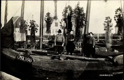 Ak Marken Nordholland, Schiff MK166, Ortsbewohner