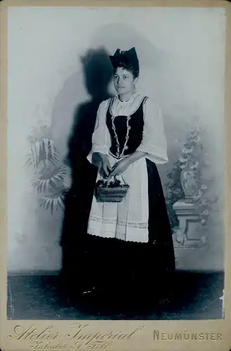 Kabinettfoto um 1895, Frau in Tracht, Korb, Kleid, Neumünster in Holstein