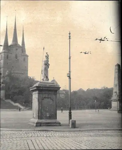 Foto Erfurt in Thüringen, Severikirche, Domplatz, Statue, Obelisk