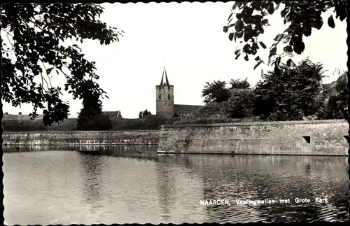 Ak Naarden Nordholland Niederlande, Vestingwellen met Grote Kerk
