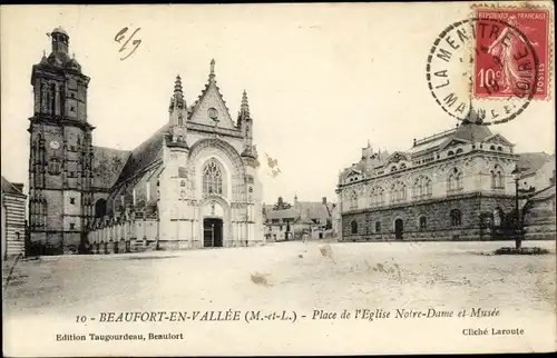 Ak Beaufort en Vallee Beaufort en Anjou Maine et Loire, Place de l'Eglise Notre Dame, Musee