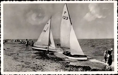 Ak Franceville Calvados, Bateaux regatiers