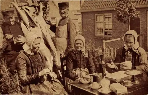 Foto Ak Achterhoek Gelderland, Niederländische Tracht, Geschlachtetes Schwein, Metzger