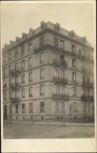 Foto Ak Heidelberg am Neckar, Wohnhaus, Bewohner am Fenster