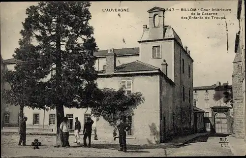 Ak Billom Puy-de-Dôme, Cour interieur de la Caserne des Enfants de Troupe