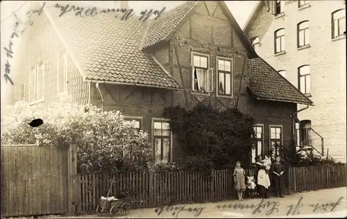 Foto Ak Lehrte in Niedersachsen, Wohnhaus, Familie