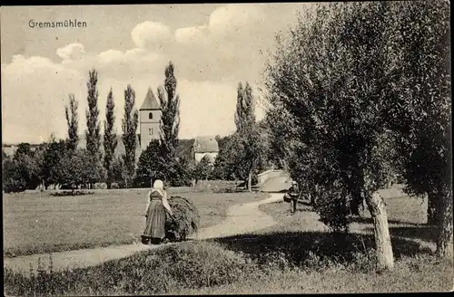 Ak Grevesmühlen in Mecklenburg, Bäuerin mit Heukarren, Kirchturm