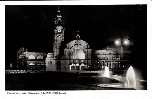 Ak Wiesbaden in Hessen, Hauptbahnhof bei Nacht, Fontänen