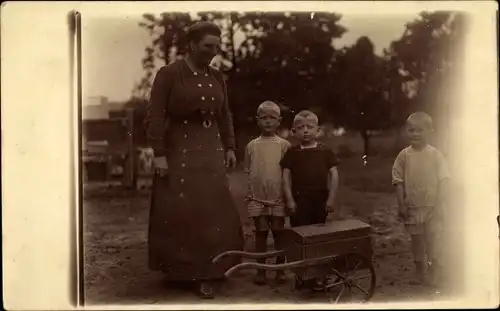 Foto Ak Reinsbüttel in Dithmarschen, Juli 1919, Frau mit Kindern, Gruppenportrait