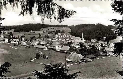 Ak Schonach im Schwarzwald, Durchblick zum Ort