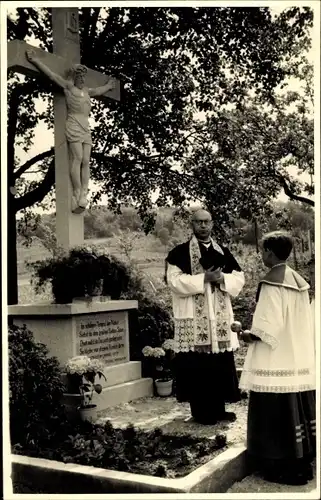 Foto Ak Malschenberg Rauenberg in Baden, Geistliche am Grabstein