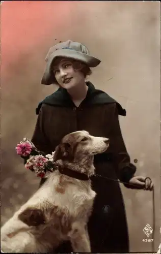 Ak Frau mit Hund an der Leine, Blumen