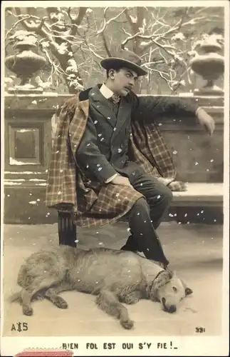 Ak Bien fol est oui s'y fie, Mann im Schneefall auf einer Bank, schlafender Hund