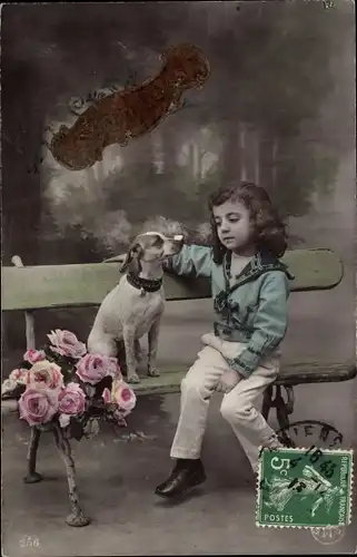 Ak Kind und Hund auf einer Bank sitzend, Rosen
