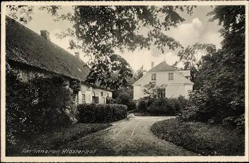 Ak Cismar Grömitz in Holstein, Landesjugendheim im alten Kloster, innerer Klosterhof