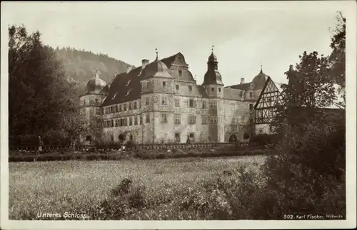 Ak Mitwitz in Oberfranken, Blick auf das untere Schloss über eine Wiese hinweg, Fassade