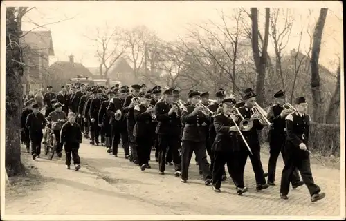 Foto Ak Bredstedt in Nordfriesland, Musikkapelle durch den Ort ziehend