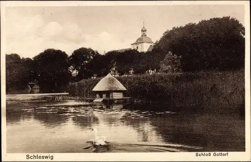 Ak Schleswig,  Teilansicht vom Schloss Gottorf, See