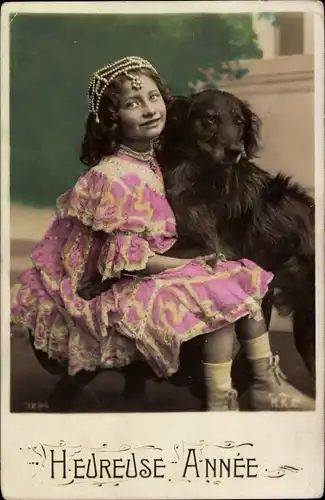 Ak Glückwunsch Neujahr, Heureuse Année, Mädchen mit Kopfschmuck, Hund