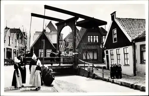 Ak Volendam Nordholland Niederlande, Bij de klapbrug