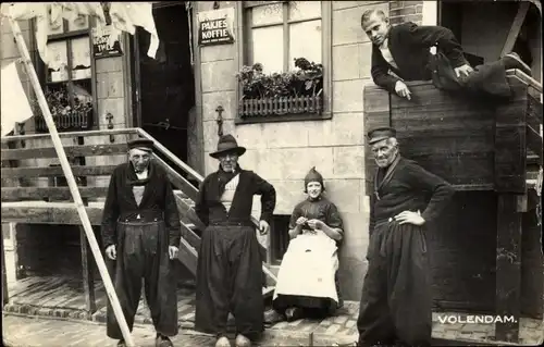 Ak Volendam Nordholland Niederlande, Anwohner, Geschäft, Gruppenbild, Trachten