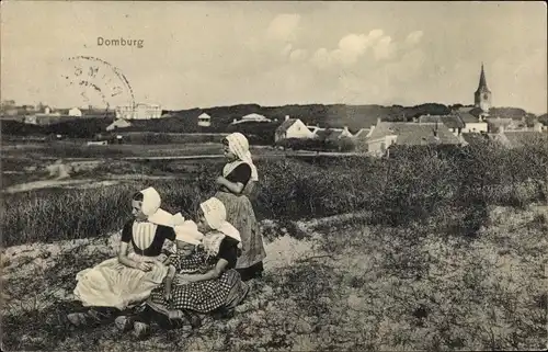 Ak Domburg Veere Zeeland Niederlande, Mädchen in niederländischer Tracht, Im Hintergrund Häuser