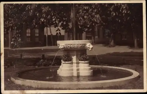 Foto Ak Niederlande, Brunnen, Park, Wohnhäuser