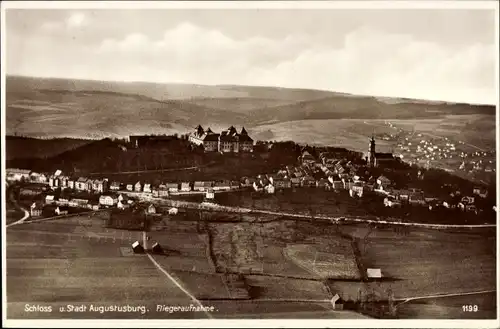 Ak Augustusburg, Fliegeraufnahme von der Stadt mit Schloss