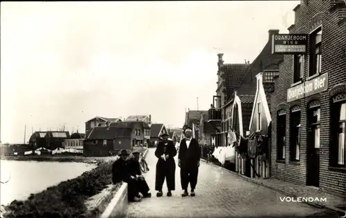 Ak Volendam Nordholland Niederlande, Straßenpartie, Oranjeboom Bier