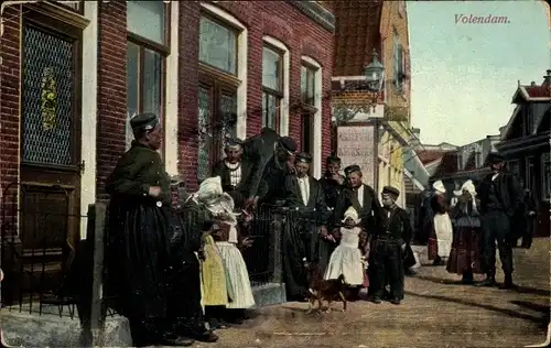 Ak Volendam Nordholland Niederlande, Straßenpartie, Gruppenbild der Anwohner