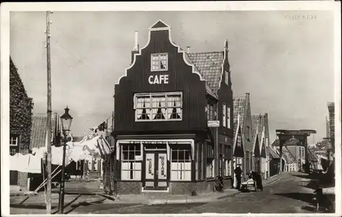 Ak Volendam Nordholland Niederlande, Straßenpartie, Cafe